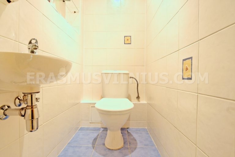 Cucina e zona pranzo nell'appartamento Erasmus con 4 camere, Kauno gatvė