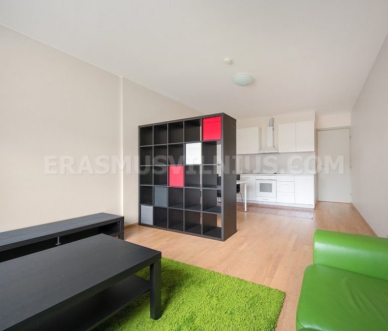 Zona pranzo in cucina nell'appartamento con 2 camere vicino al centro storico di Vilnius