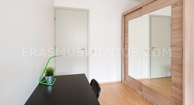 Stanza privata con letto king size (160×200 cm) nell'appartamento Erasmus con 2 camere vicino al centro storico di Vilnius