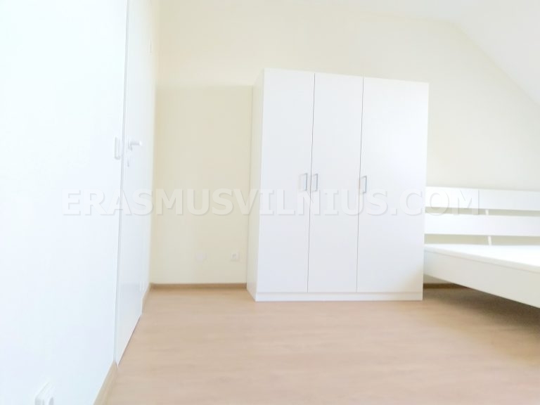 Allestimento stanza durante la ristrutturazione — installazione scrivania e sedia