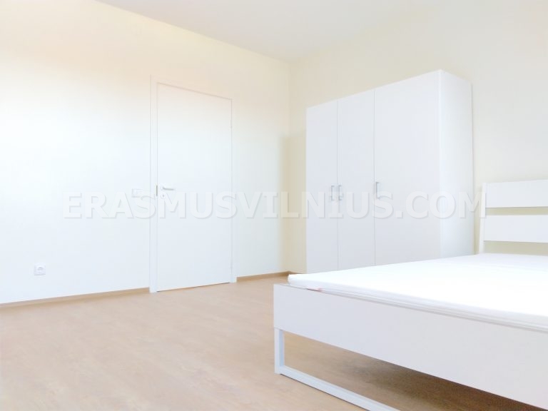 Rete e materasso nuovi nella stanza appena ristrutturata