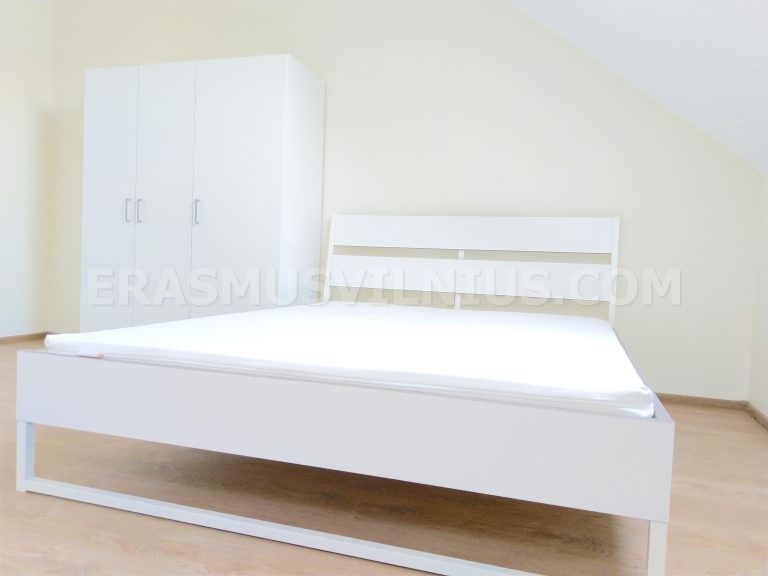 Nuovi mobili in fase di installazione nell'appartamento Erasmus ristrutturato