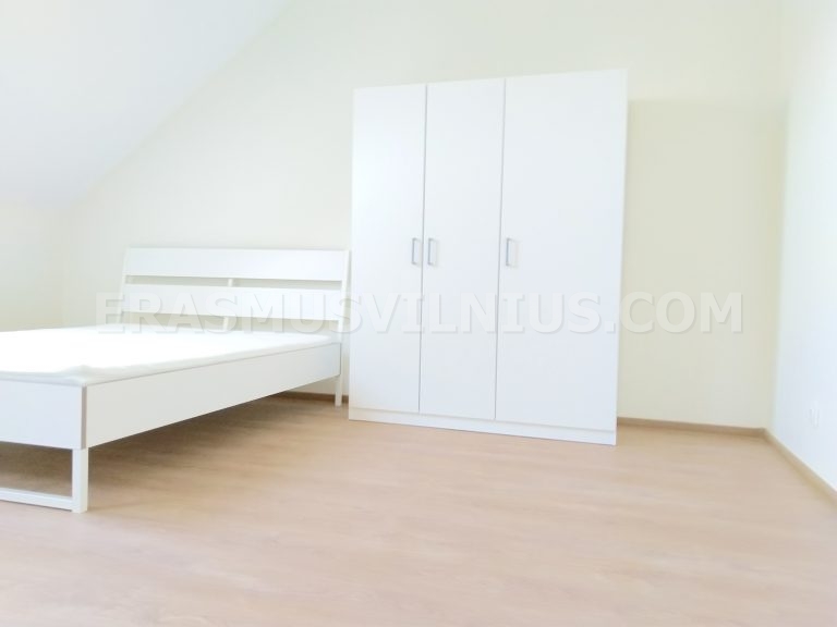 Nuovo armadio e scaffali installati nella camera per studenti