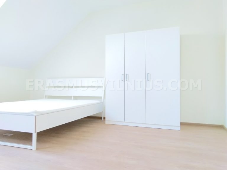 Camera appena ristrutturata con pavimento e pittura nuovi