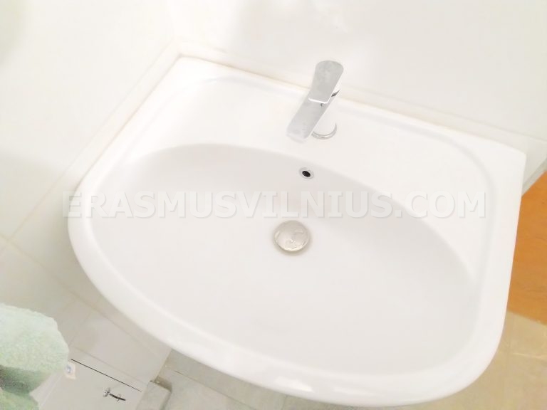 Camera con calda luce serale attraverso il lucernario