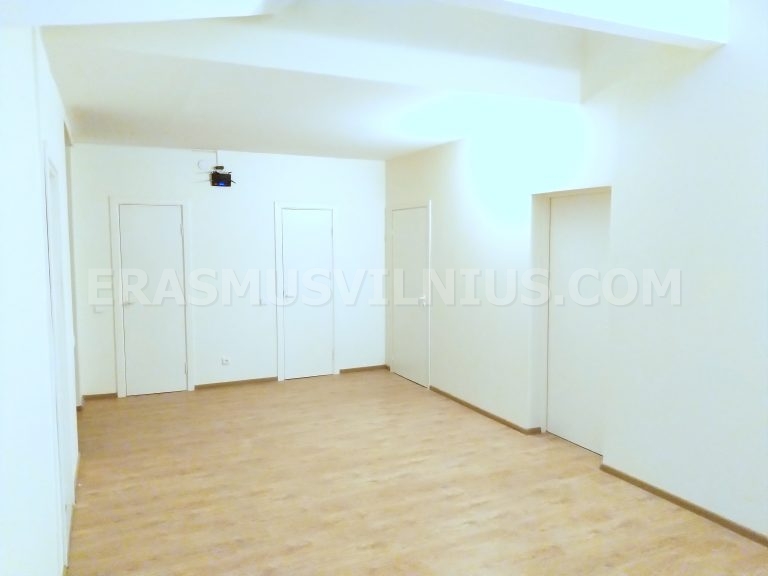 Interno dell'appartamento al tramonto mostrando il corridoio spazioso e le stanze