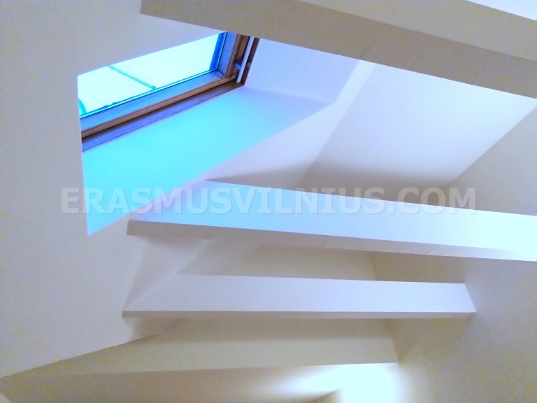 Camera nella calda luce serale con atmosfera accogliente della mansarda