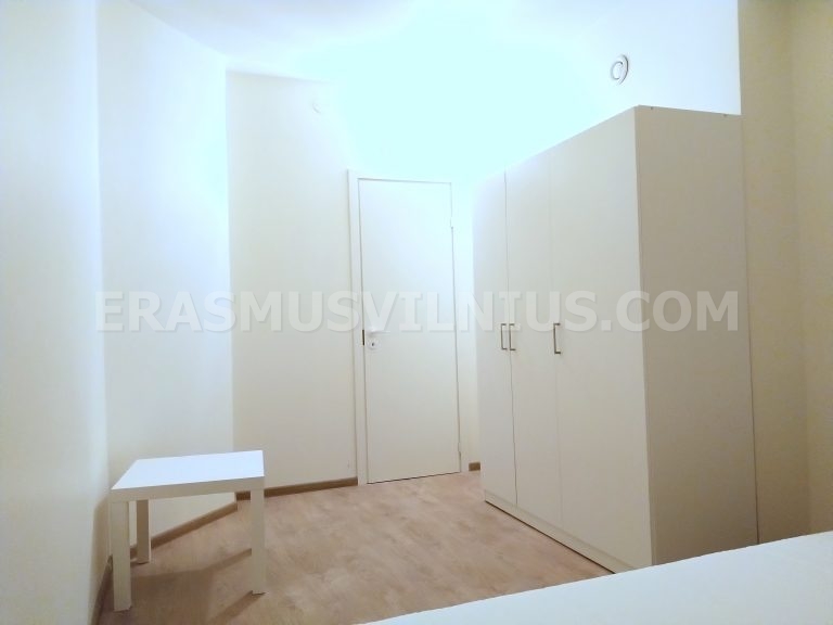 Cucina completamente attrezzata con forno, piano cottura e frigorifero al tramonto