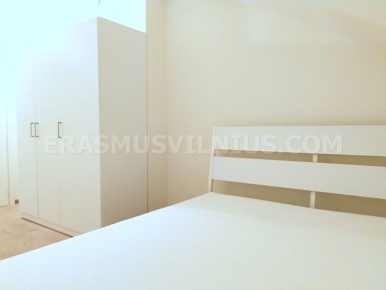 Piano cucina e zona pranzo nella luce serale