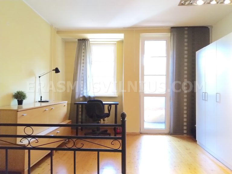 Panoramica stanza con letto, scrivania e armadio nell'appartamento Erasmus