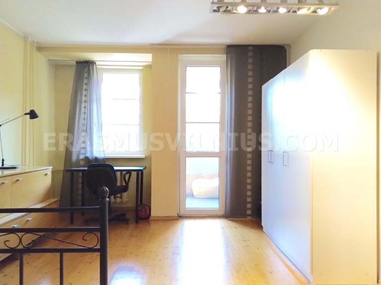 Letto king size e armadio nella stanza per studenti Erasmus