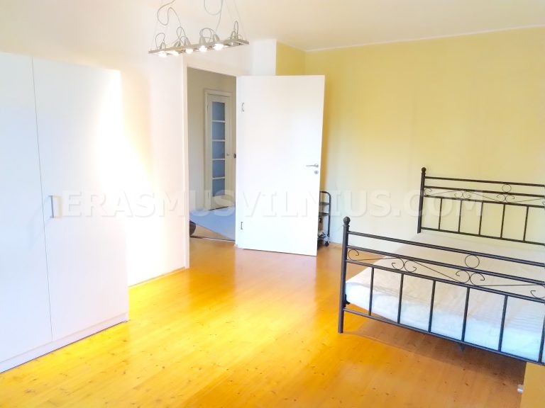 Dettaglio stanza con comodino e lampada nell'alloggio per studenti