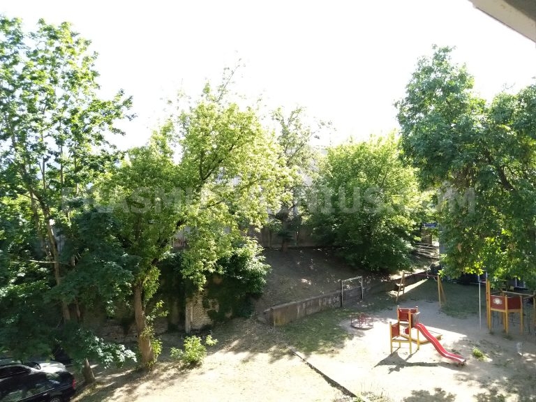 Ingresso e scarpiera nell'Appartamento 1, centro storico di Vilnius