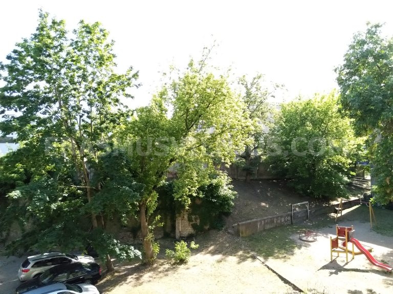 Interno dell'appartamento con porte delle stanze e corridoio