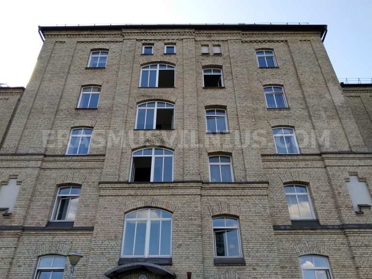 Vista estiva dalla finestra della camera — tetti del centro storico di Vilnius