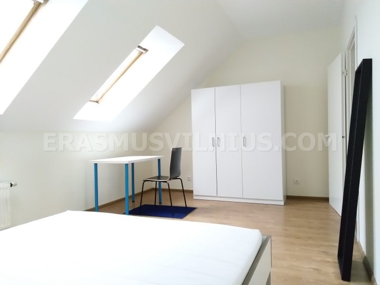 Zona pranzo in cucina con tavolo e sedie per 6 studenti