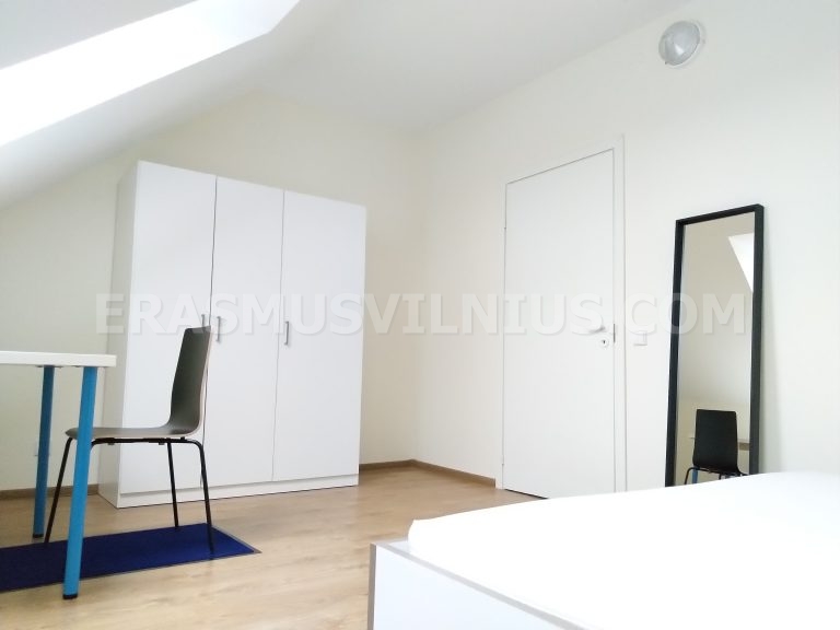 Cucina condivisa completamente attrezzata con due frigoriferi e forno