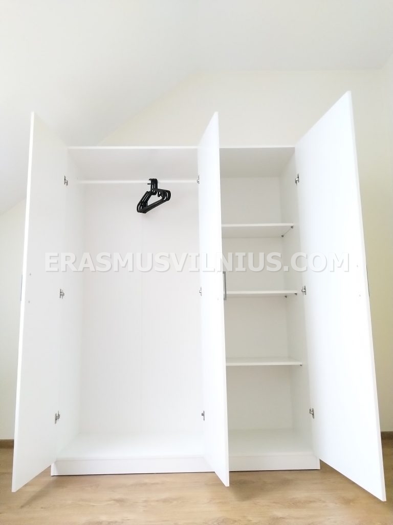 Vista in altezza della camera mostrando l'intera altezza e i lucernari