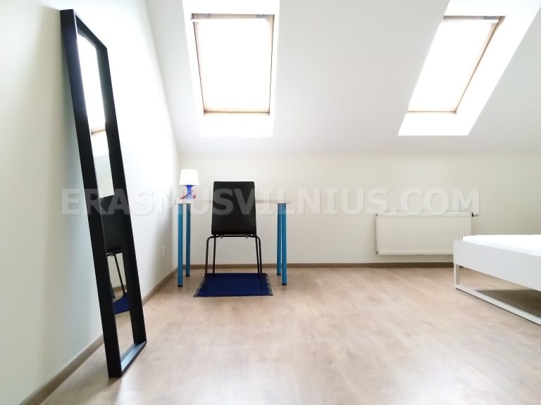 Vista ingresso bagno principale nell'appartamento 6 camere per studenti