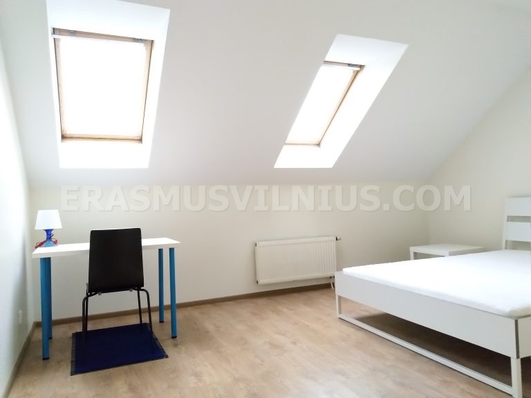 Specchio e lavandino bagno con mobiletto nell'alloggio a Vilnius