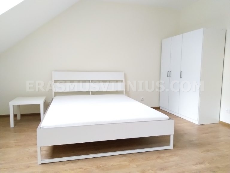 Bagno ristrutturato con doccia e sanitari moderni