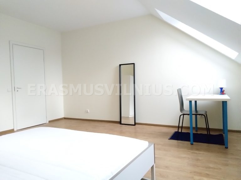 Lavandino bagno con mobiletto e specchio