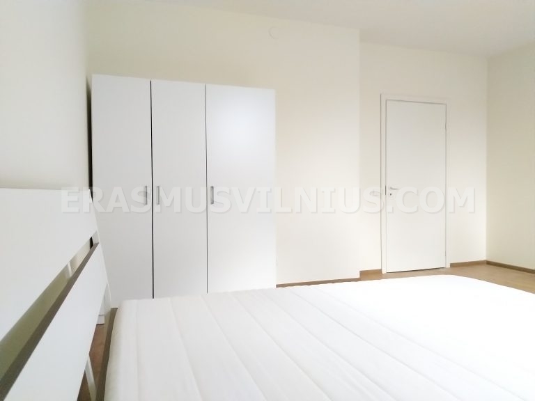 Vista completa bagno con doccia, WC e lavandino nell'appartamento a Vilnius