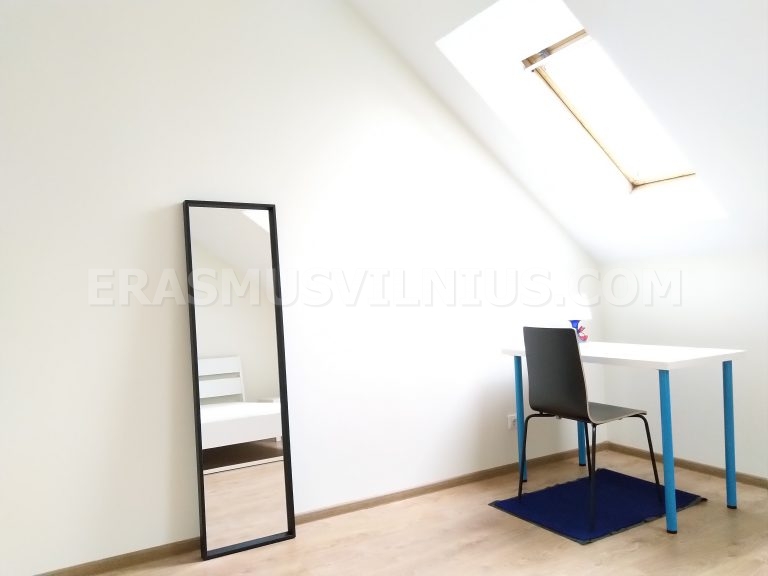 Scale che portano all'appartamento mansardato in Subačiaus gatvė, centro storico di Vilnius