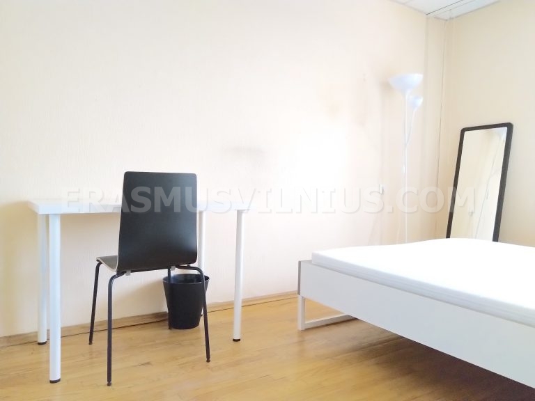 Zona cucina nell'appartamento Erasmus con 3 camere, Šaltinių gatvė Vilnius