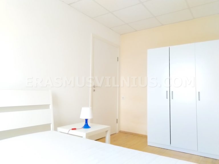 Stanza luminosa con luce naturale e letto king size nell'appartamento per studenti Erasmus, Vilnius