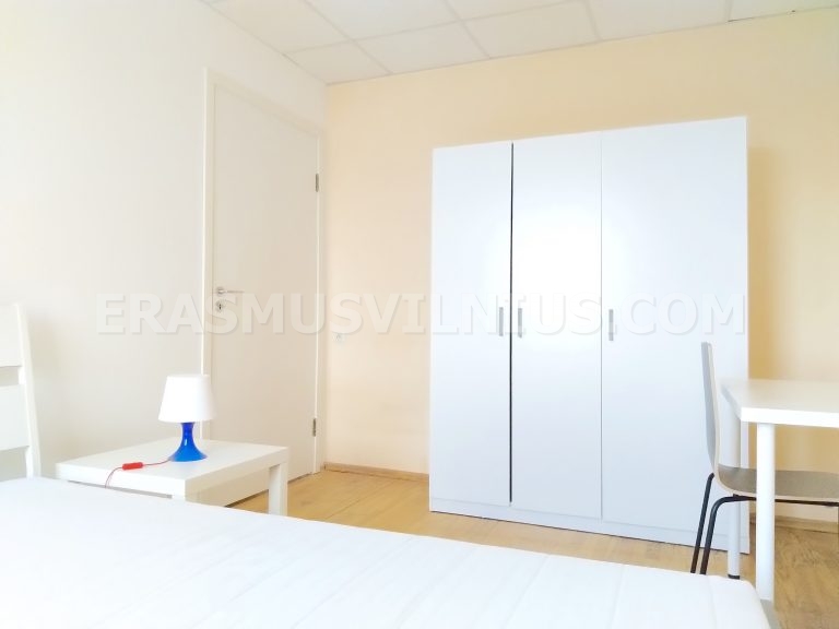 Interno camera con letto king size nell'Appartamento 3, Šaltinių gatvė