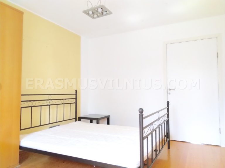 WC separato con lavandino nell'appartamento per studenti con 4 camere