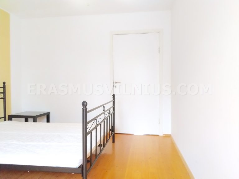 Toilette con lavandino nell'appartamento Erasmus, centro storico di Vilnius