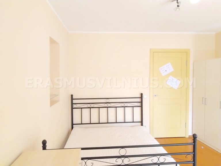 Frigorifero e congelatore nella cucina dell'appartamento per studenti, Vilnius