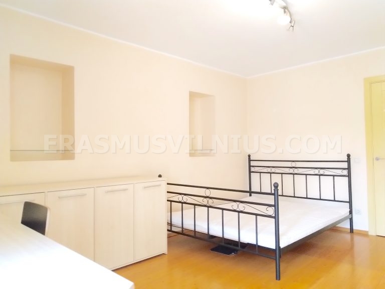 Arredi camera — letto, scrivania e armadio nell'appartamento per studenti