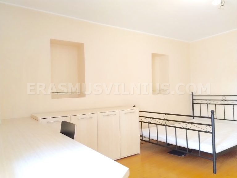 Vista della camera con armadio e scrivania nell'alloggio Erasmus