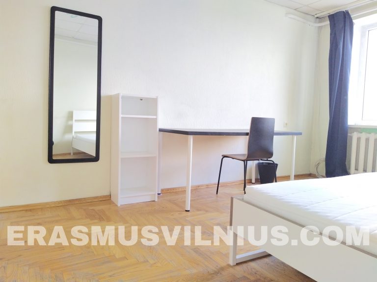 Lavandino e specchio del bagno nell'appartamento Erasmus, Vilnius