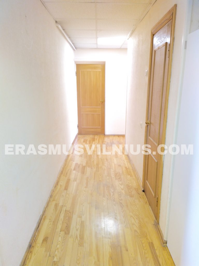 Cucina completamente attrezzata con frigorifero, forno e piano cottura nell'appartamento per studenti Erasmus Vilnius